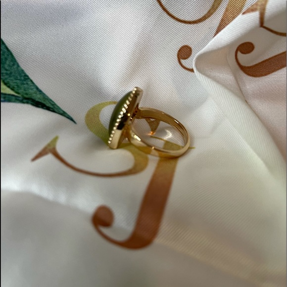 Triangle shaped ring - Picture 2 of 4